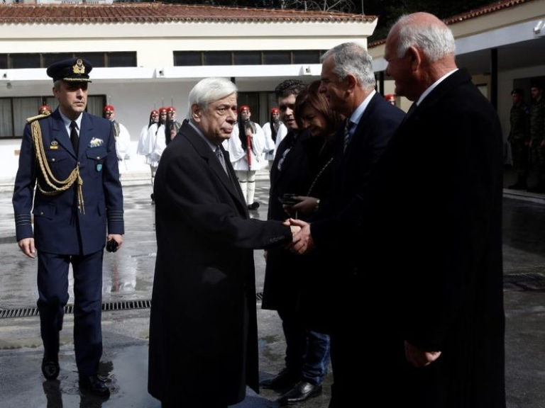 Συγκλόνισε ο πατέρας του εύζωνα στο Τρισάγιο, παρουσία του Εξοχοτάτου Προέδρους της Ελληνικής Δημοκρατίας κ. Προκόπη Παυλόπουλου (VIDEO)