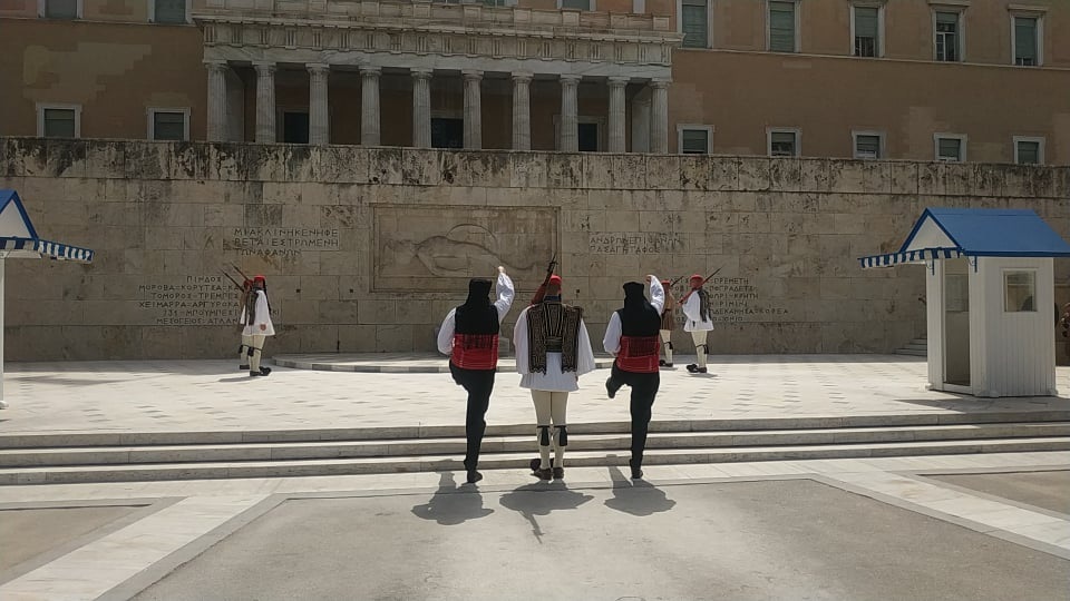 Οι Θράκες γιόρτασαν και έξω απ’ την Ελληνική Βουλή (VIDEO)