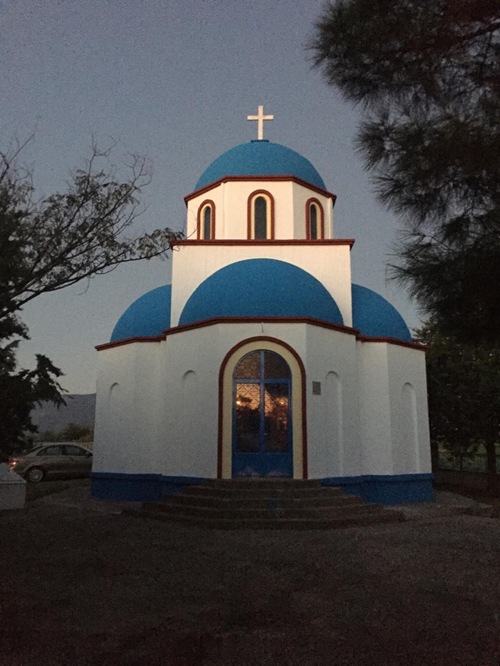 Μια εκκλησία που τα χρώματά της παραπέμπουν σε νησί