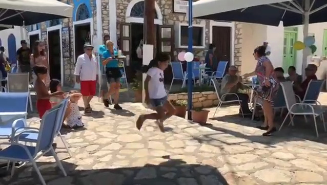 Καστελόριζο: Κοριτσάκι χορεύει το ζεϊμπέκικο της Ευδοκίας και προκαλεί πανικό  (VIDEO)