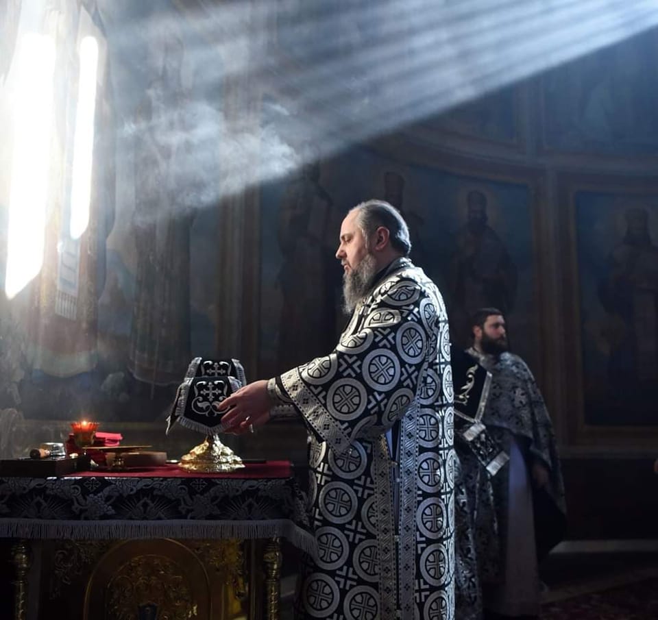 Πολιορκημένο Κίεβο: Προηγιασμένη Θεία Λειτουργία στον χρυσότρουλο Ναό του Αγίου Μιχαήλ (ΦΩΤΟ)