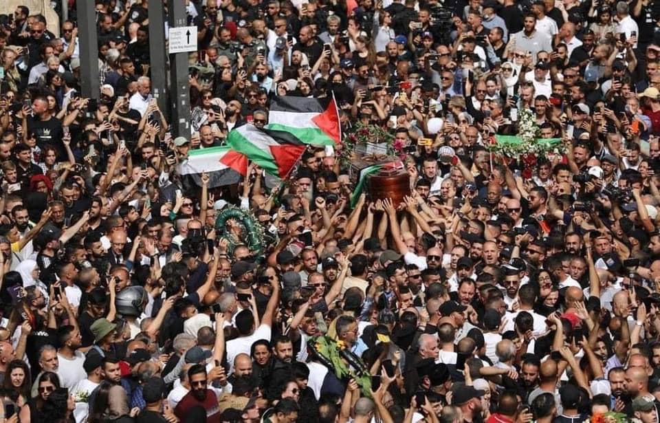 5.000 Παλαιστίνιοι στην Κηδεία της αδικοχαμένης Δημοσιογράφου (ΦΩΤΟ)